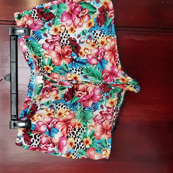 No Boundaries Pants - Cute floral shorts